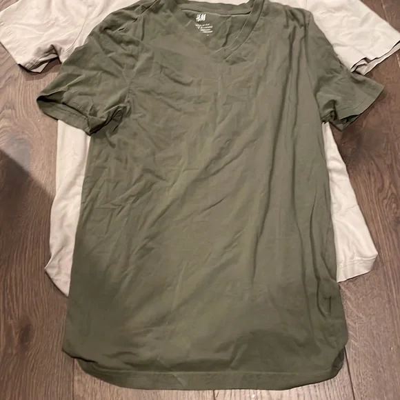 8 shirts from a variety of brands, sizes rang from small to medium, - Picture 11 of 13